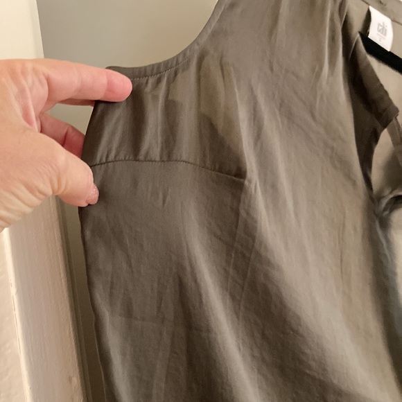 Beautiful Cabi Olive blouse - Picture 2 of 9
